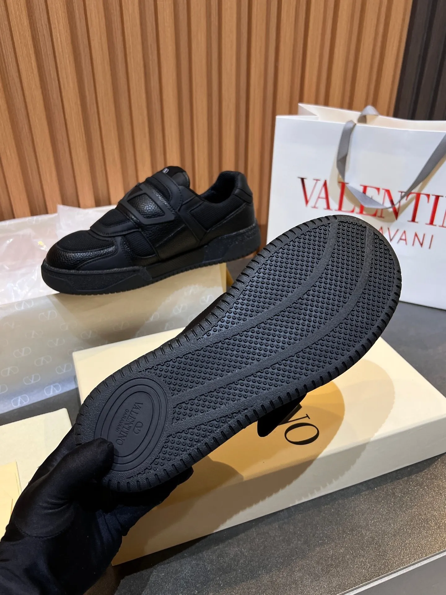 Men's men's shoes 💰760 VLTN Valentin 𝑶𝒏𝒆𝑺𝒕𝒖𝒅 Couple's sneaker series Valentino 2025 new couple's sneakers are on sale. The original ZP purchased and disassembled. Repeated pattern making and modification. The strength must be restored one to one! Top luxury masterpiece Velcro design Soft and comfortable imported calfskin 🧧brings excellent and elegant texture and excellent on-foot comfort Top purchasing version upper: imported calfskin surface/original oil edge craftsmanship Inner: water-dyed cowhide lining Outsole: original development 𝐓𝐏𝐔 two-color combination outsole Packaging: original configuration complete package Code number: 35-46 (45 46 customized)